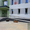 Pochylnia przy wejściu do budynku szkoły