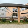 Zdjęcie przedstawiające wejście główne do budynku szkoły
