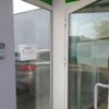Zdjęcie przedstawiające wiszący domofon przy wejściu głównym na budynku Przedszkola Miejskiego w Pakości